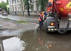 Специалист откачивает воду на улице города. Фото пресс-службы администрации Иркутска