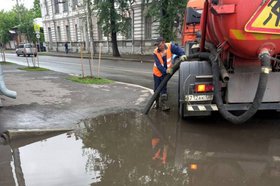 Специалист откачивает воду на улице города. Фото пресс-службы администрации Иркутска