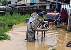 Откачка воды с затопленных участках. Фото пресс-службы ГУ МЧС России по Иркутской области