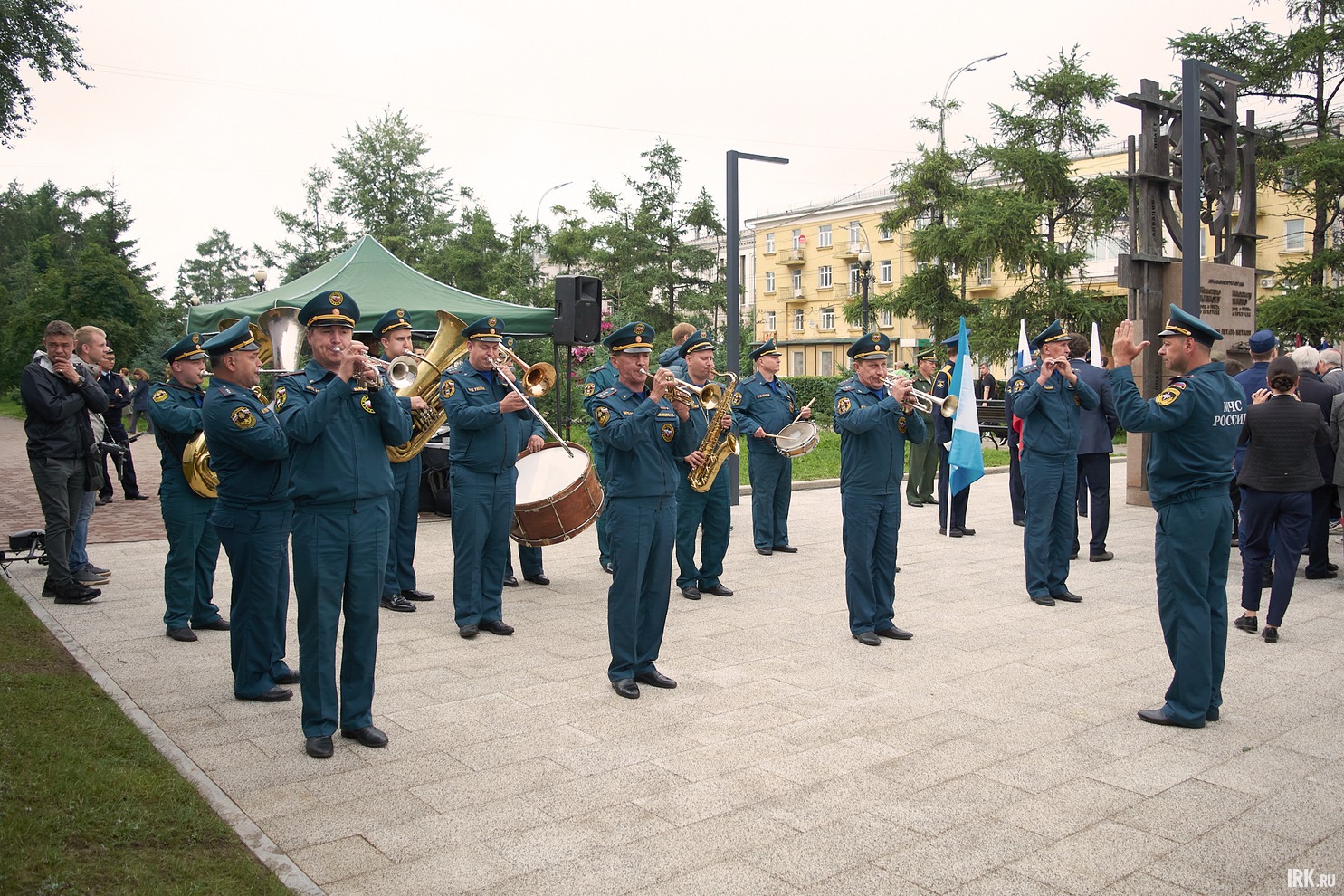 На торжественной церемонии играл оркестр ГУ МЧС России по Иркутской области.