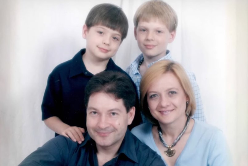 Андрей Безруков и Елена Вавилова с детьми. www.lenta.ru, кадр: Pravda / YouTube