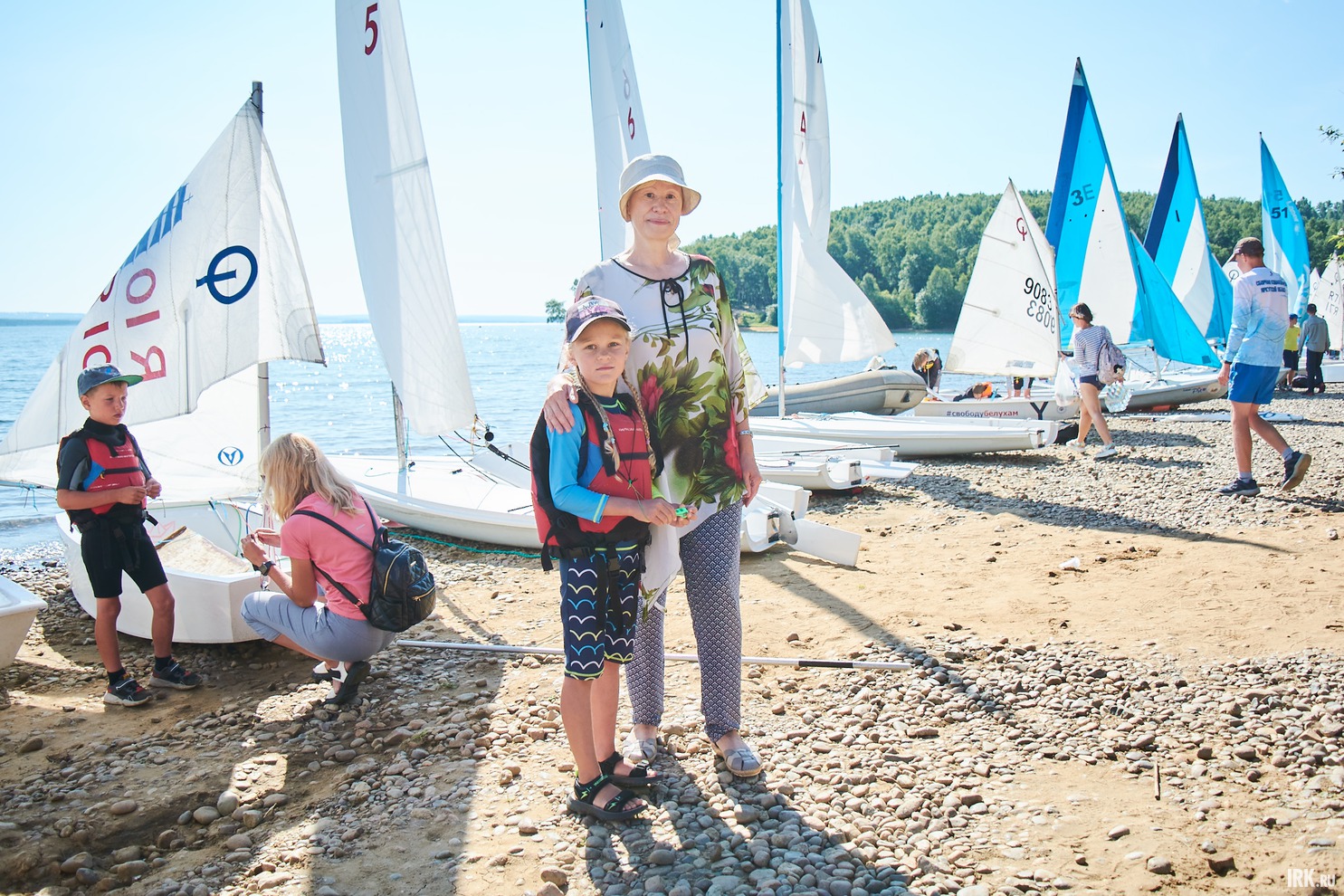 Кира Волчатова (2014 год рождения) — одна из самых юных участниц соревнований. Занимается парусным спортом недавно. На занятия привел папа. Обычно на тренировки водят родители, но на этой гонке Киру поддержала бабушка.