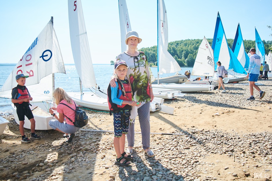 Кира Волчатова (2014 год рождения) — одна из самых юных участниц соревнований. Занимается парусным спортом недавно. На занятия привел папа. Обычно на тренировки водят родители, но на этой гонке Киру поддержала бабушка.