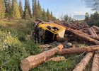 Опрокинувшийся лесовоз в Усть-Удинском районе. Фото пресс-службы ГУ МВД России по Иркутской области