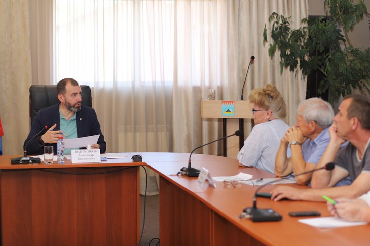 Александр Ведерников на личном приеме граждан в Свирске. Фото пресс-службы Заксобрания Иркутской области