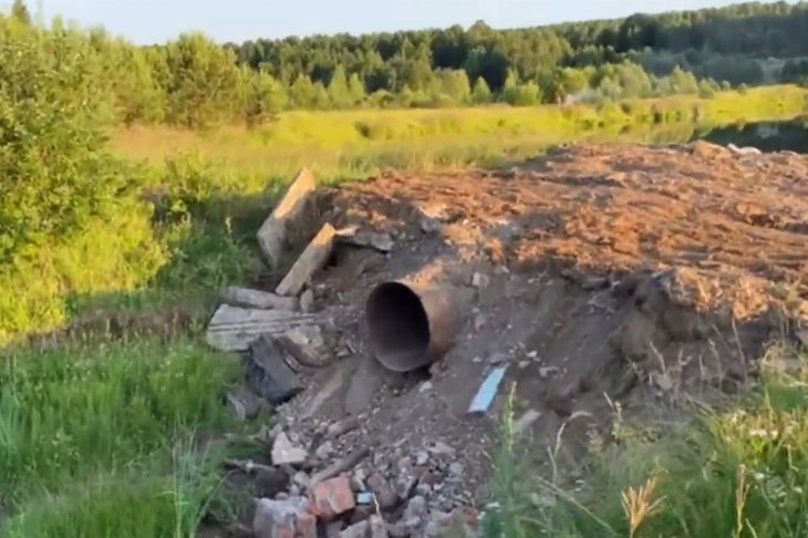 Аварийное сооружение в пруду. Скриншот видео ОНФ