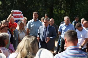 Игорь Кобзев на встрече с жителями СНТ «Ясная Поляна». Фото пресс-службы правительства региона