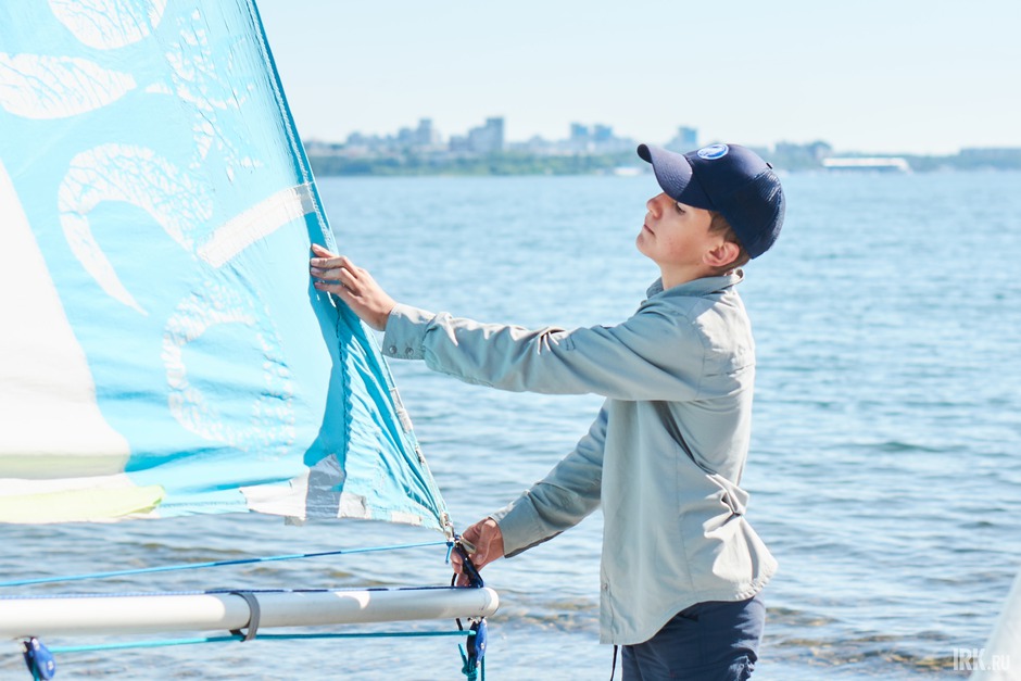Перед началом соревнований дети сами готовили судна к старту.