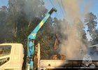 Кран-борт, водитель которого задел стрелой машины провода. Фото пресс-службы ГУ МЧС России по Иркутской области