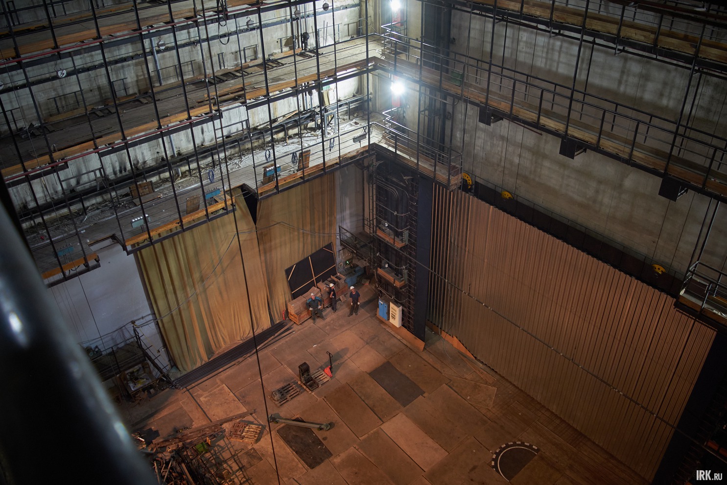 Высота над сценой — 23 метра.