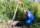 Спасатели вытащили из колодца женщину. Фото ГУ МЧС России по Иркутской области