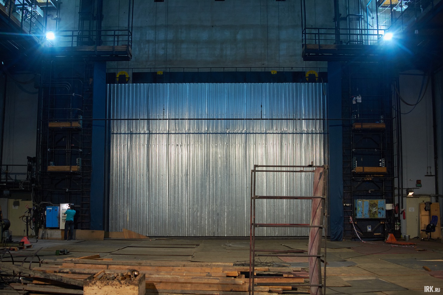 За профлистом — зрительный зал.