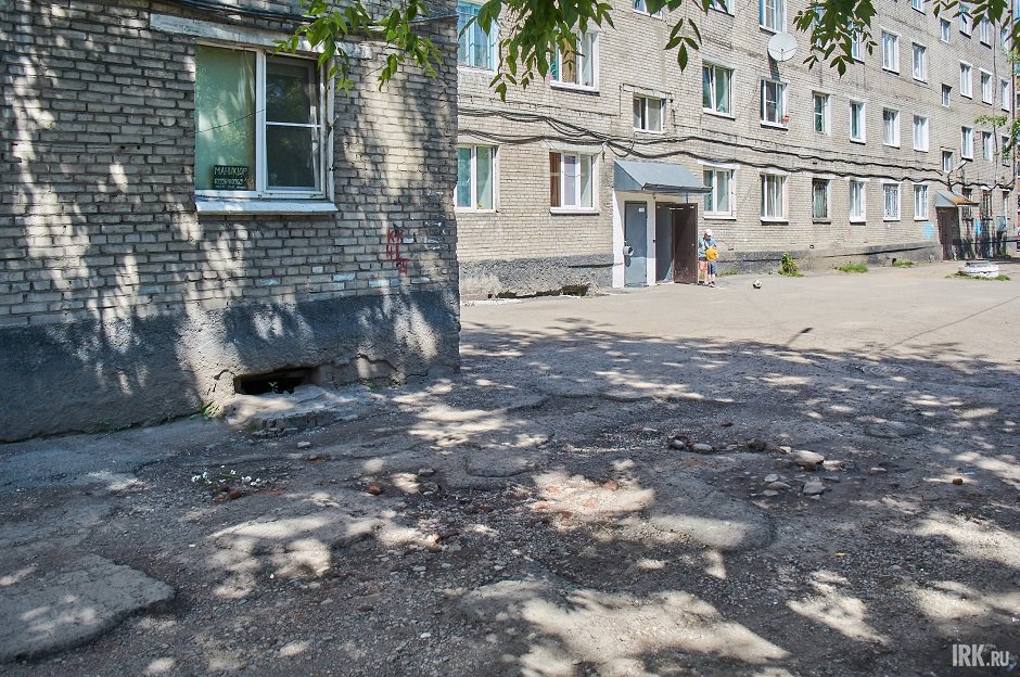 Двор по адресу Ледовского, 3 — хорошая иллюстрация состояния придомовой территории до благоустройства