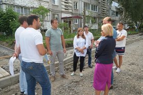 Депутат думы Иркутска Дмитрий Ващук вместе с представителями мэрии и подрядной организации. Фото пресс-службы городской думы