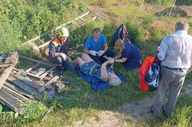 Спасатели вытащили из колодца женщину. Фото ГУ МЧС России по Иркутской области