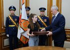 Андрей Травников передал награду родным Николая Кондратенко. Фото пресс-службы правительства Новосибирской области