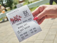 Прохожим раздавали наклейки.