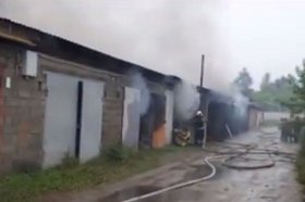Пожар в гаражном кооперативе. Скриншот видео пресс-службы ГУ МЧС России по Иркутской области