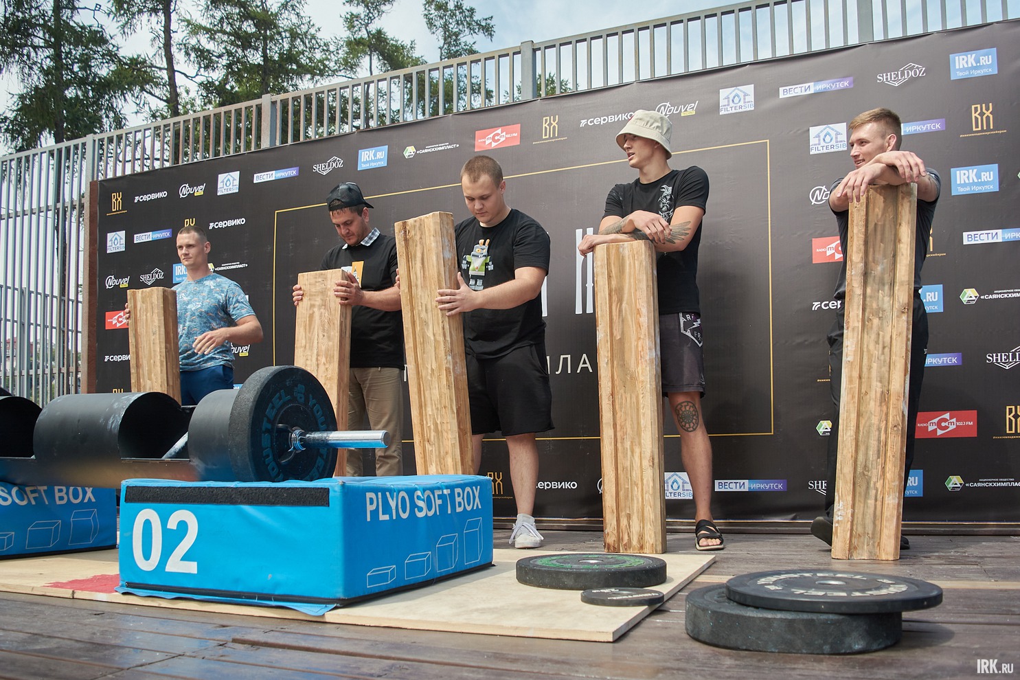 После основных соревнований, пока судьи подводили итоги, на сцену пригласили силачей из числа зрителей.