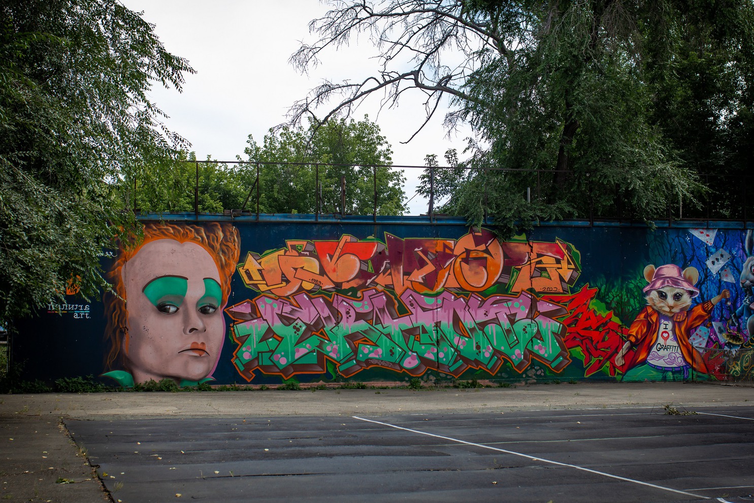 Теннисные корты на улице Карла Маркса, Работа «Алиса в стране чудес»