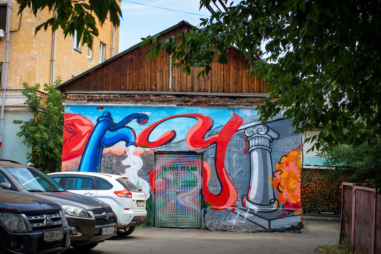 Дух города можно почувствовать, когда с самого раннего утра и в самую позднюю ночь прогуляешься по всем закоулкам. И увидеть, что в совокупности есть Иркутск