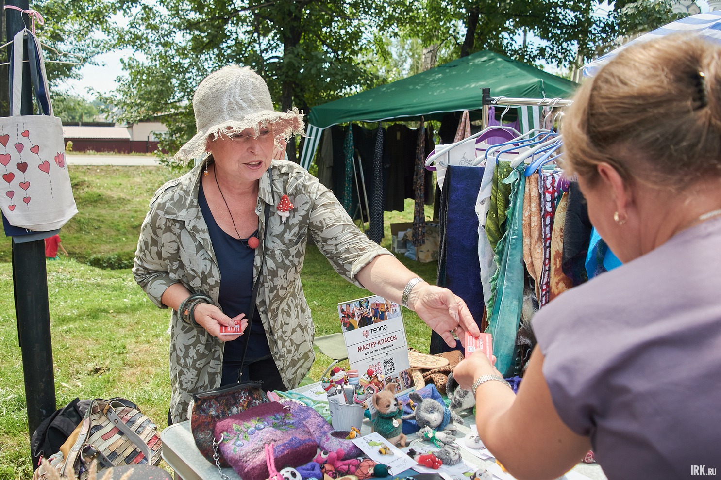 В роще развернулась ярмарка сувениров ручной работы.