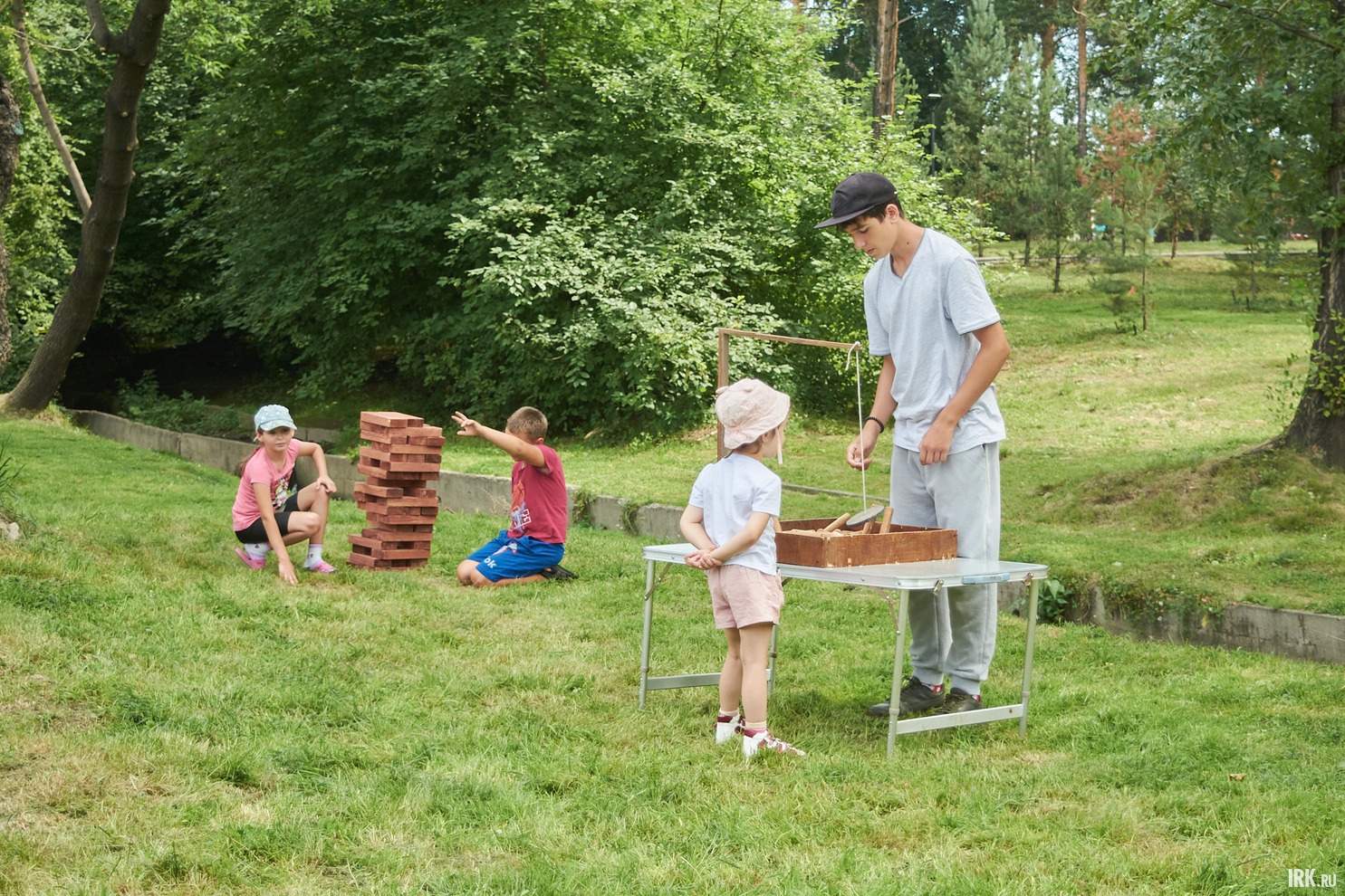 В это время неподалёку от сцены работала площадка для детей.