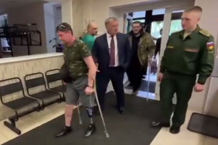 Игорь Кобзев в госпитале. Скриншот видео из телеграм-канала губернатора Ирктуской области