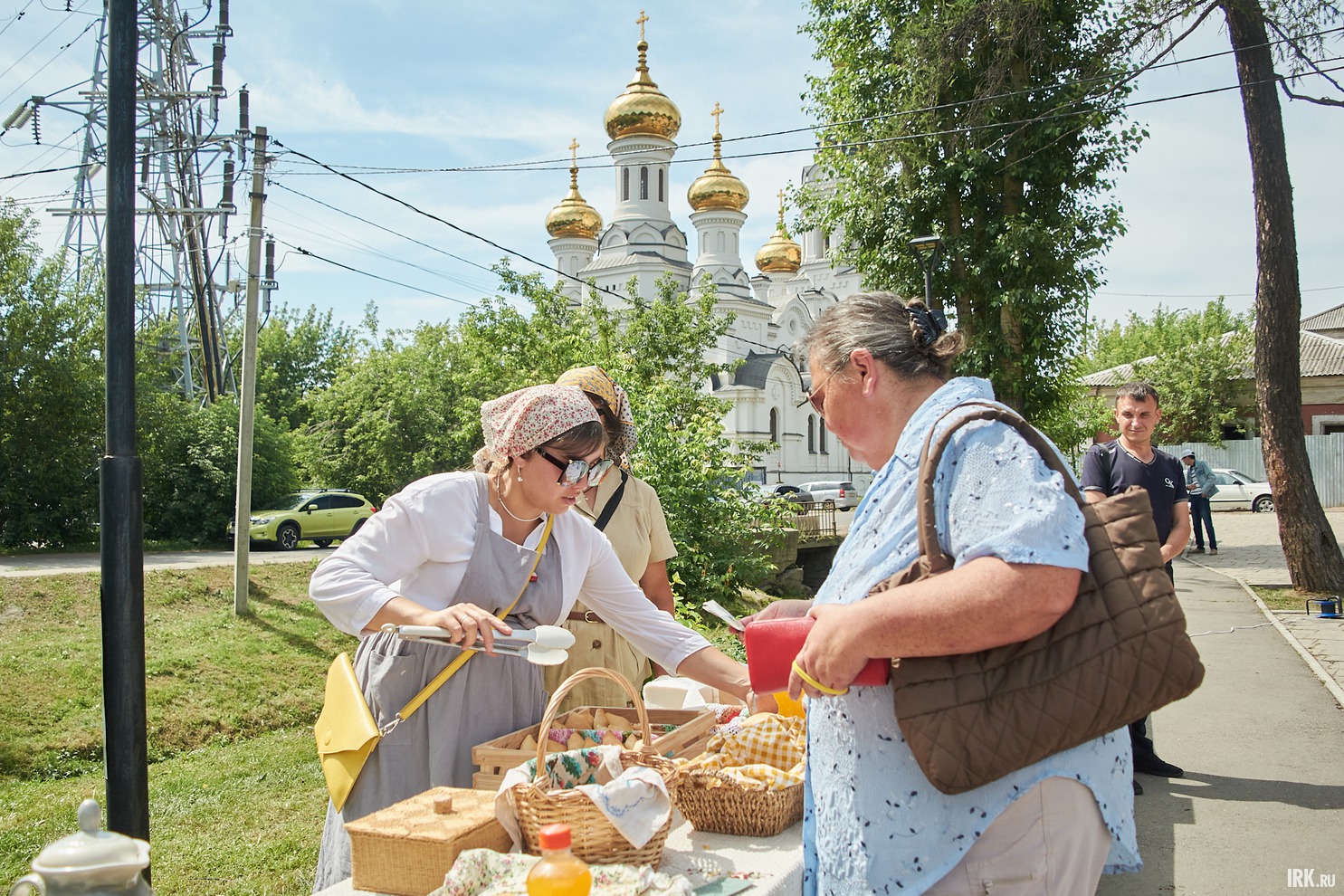 Желающие могли приобрести пирожки и другую выпечку.