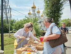 Желающие могли приобрести пирожки и другую выпечку.