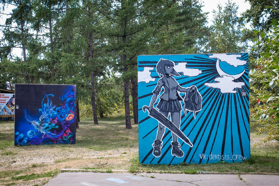 Это галерея под открытым небом в парковой зоне города Иркутска