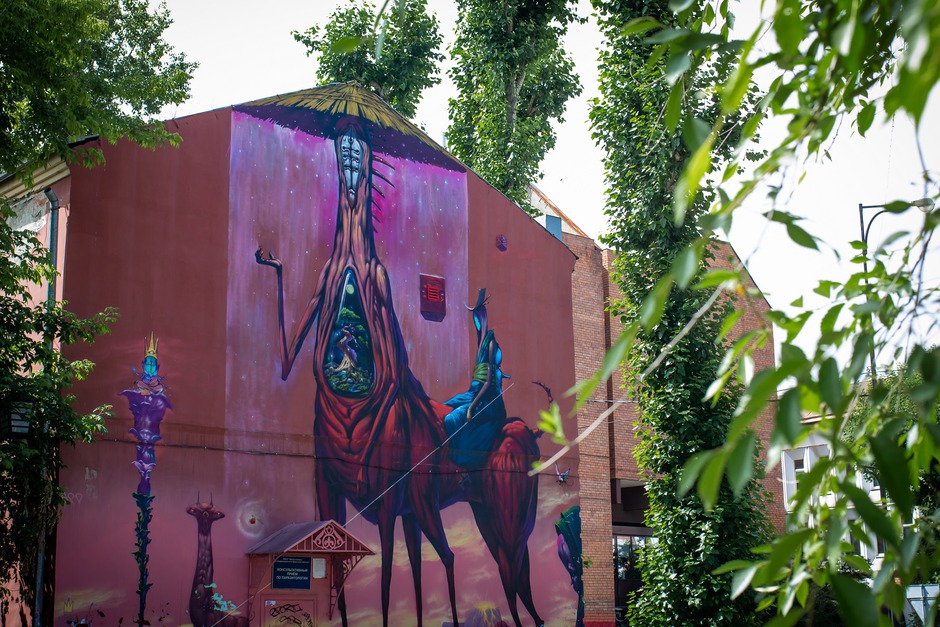 Горького, 24. Мурал «Кентавр». Главная идея работ автора – свобода творчества