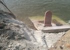 Надгробие в реке Китой. Фото очевидцев