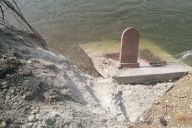 Надгробие в реке Китой. Фото очевидцев