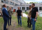 Парламентарии проверили ход капремонта в школах. Фото со страницы Виталия Перетолчина «ВКонтакте»