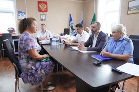 Александр Ведерников на личном приеме граждан в поселке Мишелевка. Фото пресс-службы Заксобрания Иркутской области