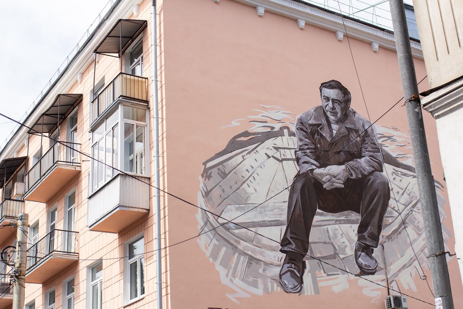 Свердлова, 23, граффити «Валентин Распутин». Идея изображения связана с понятием «малой родины»