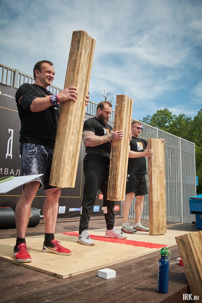 Участников ждали испытания на выносливость: кантовка колеса, подъём камня, удержание бревна на вытянутых руках, тяга машины.