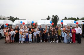 Победители конкурса по предоставлению автотранспорта многодетным семьям. Фото пресс-службы правительства региона