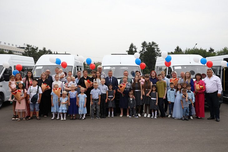 Победители конкурса по предоставлению автотранспорта многодетным семьям. Фото пресс-службы правительства региона