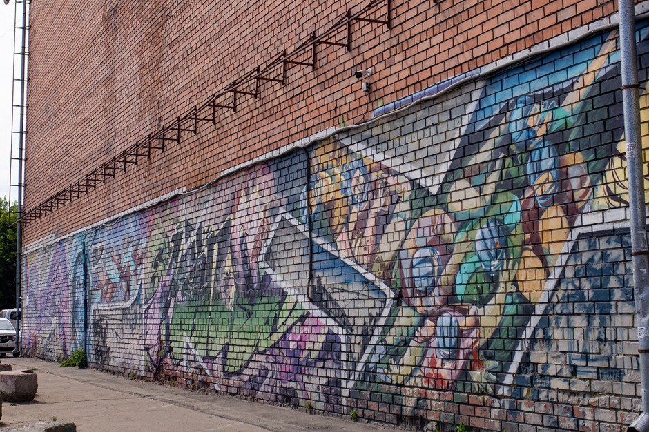 Стена на улице Ленина, 14Б со стороны сквера имени Кирова