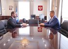 Встреча Анатолия Серышева и Александра Ведерникова. Фото пресс-службы Заксобрания Иркутской области