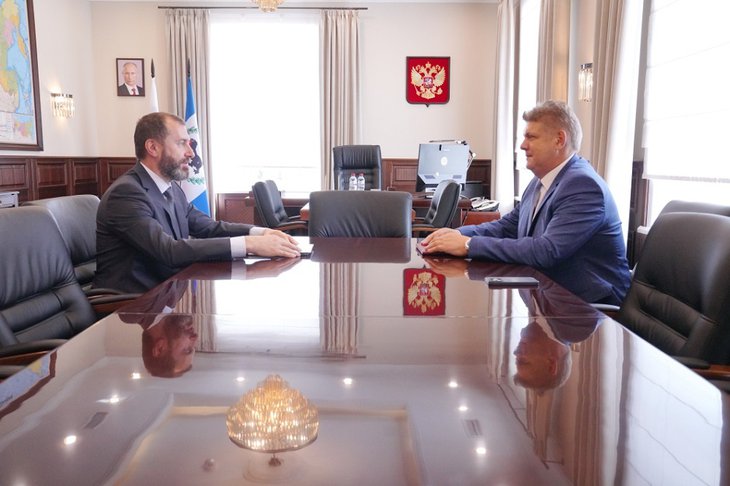 Встреча Анатолия Серышева и Александра Ведерникова. Фото пресс-службы Заксобрания Иркутской области