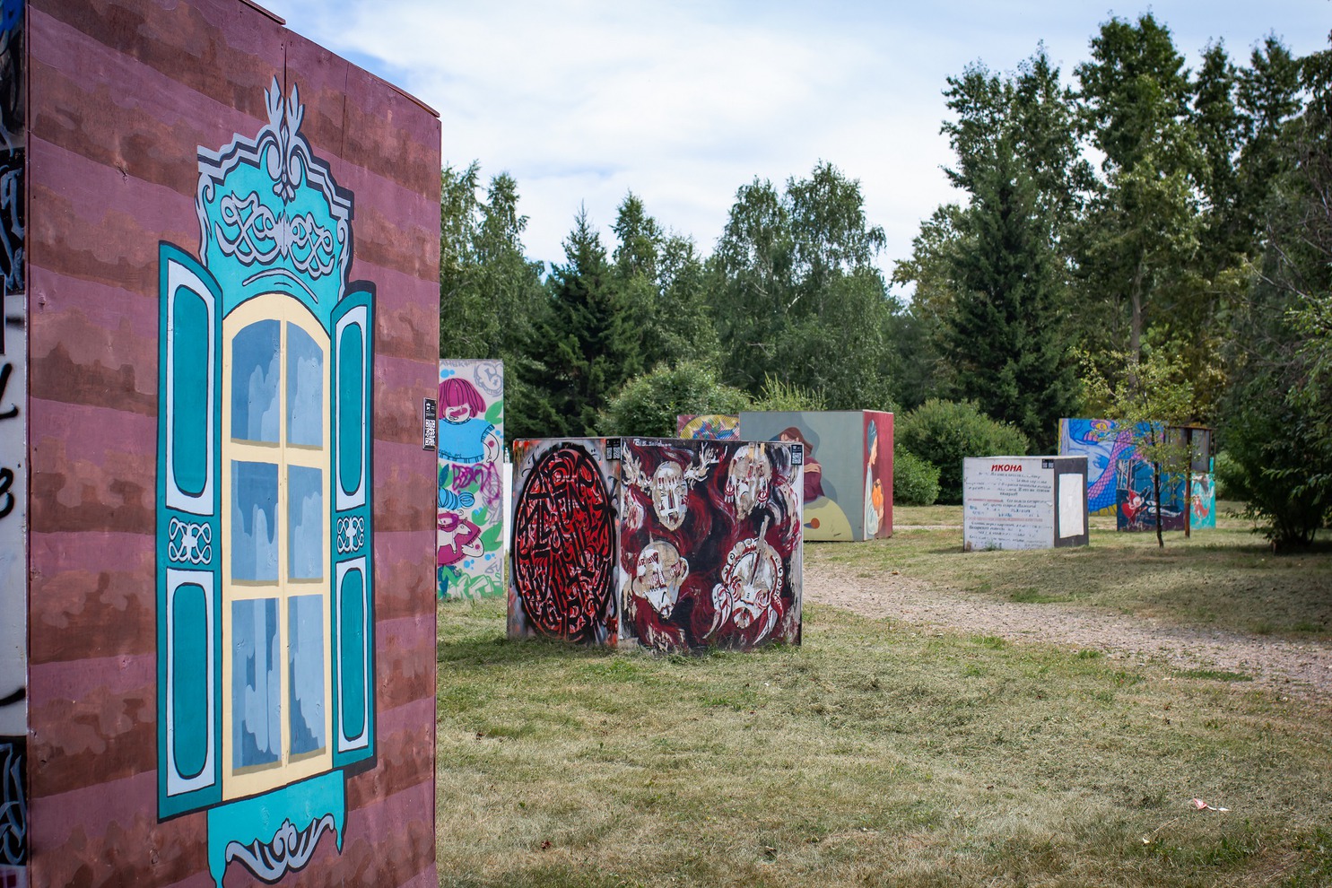 Здесь собраны работы художников разных направлений и возрастов, реализованных в рамках Регионального творческого проекта «Голос улиц» в 2020-2022 годах