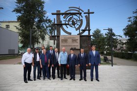 Участники совещания у памятника Николаю Камову и Михаилу Милю. Фото пресс-службы правительства региона