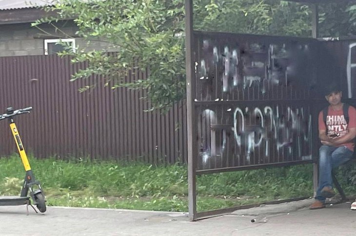 Надписи на остановке в Рабочем. Фото пресс-службы администрации Иркутска