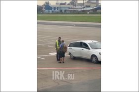 Мужчина, устроивший дебош в аэропрту Иркутска. Скриншот видео очевидца