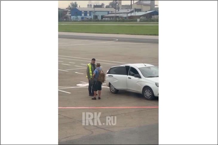 Мужчина, устроивший дебош в аэропрту Иркутска. Скриншот видео очевидца
