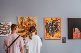 Выставка картин. Фото пресс-службы правительства Иркутской области