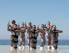 Сцену установили прямо на берегу, зрители смогли насладиться танцами артистов на фоне байкальского пейзажа.